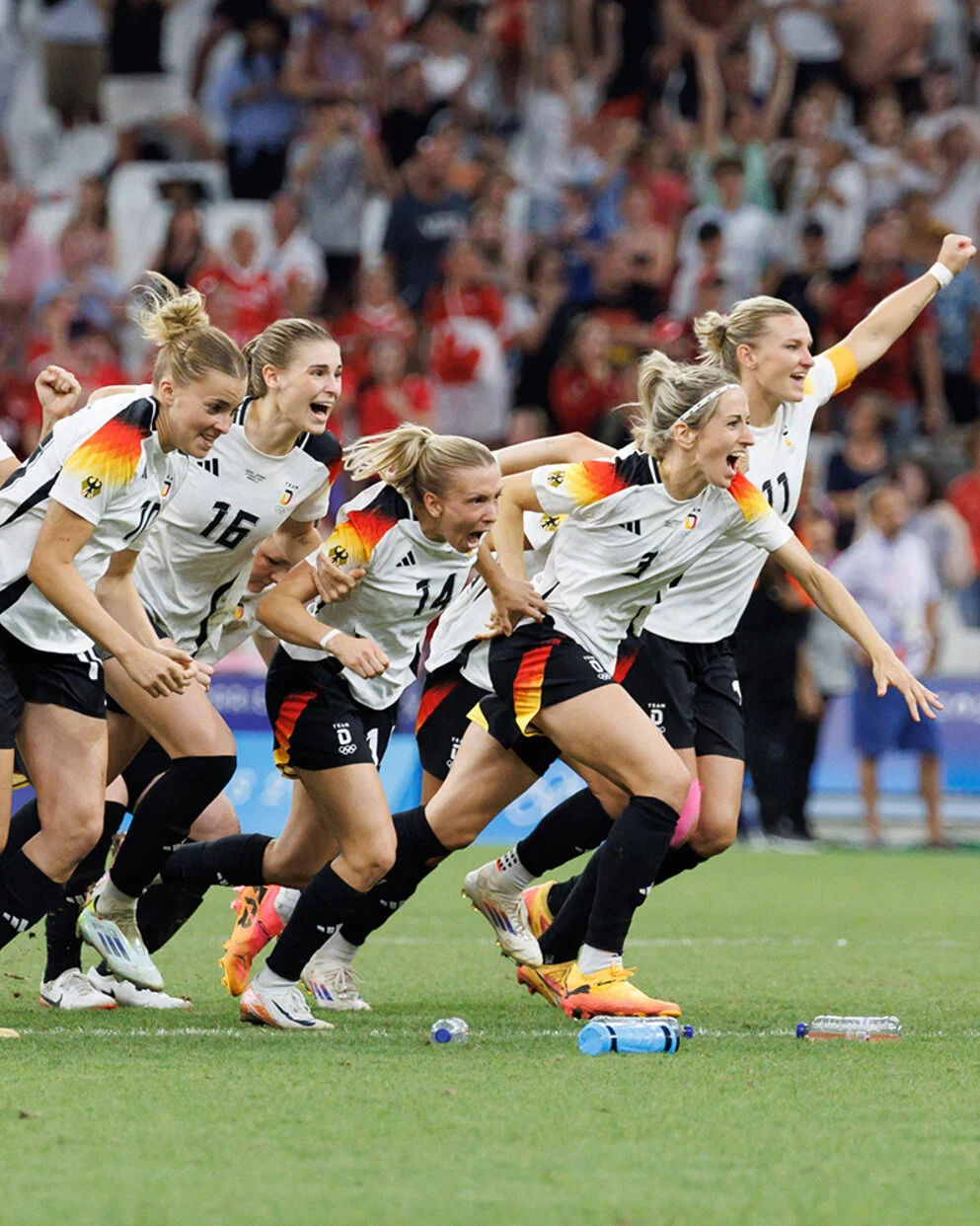 夺冠后WTT安排孙颖莎和男冠军王楚钦一起前往重庆长江索道拍摄冠军城市宣传照.